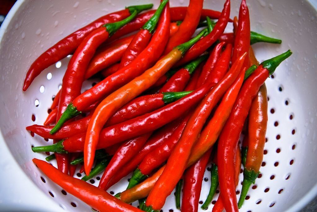 Hot peppers should be added to the dish in small quantities and fresh.